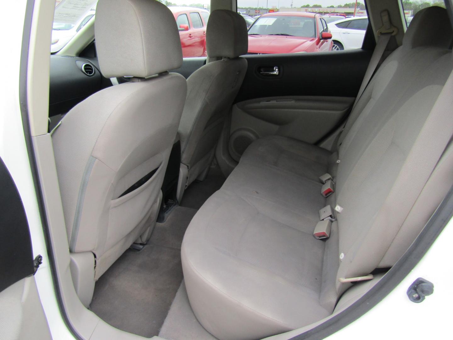 2013 White /Gray Nissan Rogue (JN8AS5MT8DW) , Automatic transmission, located at 15016 S Hwy 231, Midland City, AL, 36350, (334) 983-3001, 31.306210, -85.495277 - Photo#4